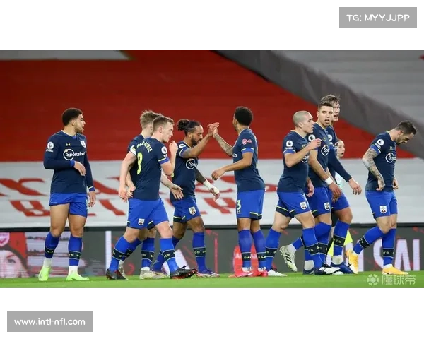 范德芬双响入选英超最佳阵容 创纪录表现引关注